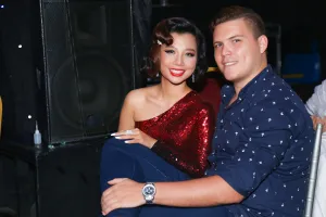 Phượng Vũ được bạn trai Tây ôm hôn trước giờ ghi hình