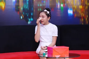 Cô bé 11 tuổi ví bản thân như sâu bướm nằm trong kén 