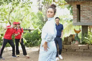 Mâu Thủy áp lực khi bị yêu cầu khoe múi bụng trên truyền hình