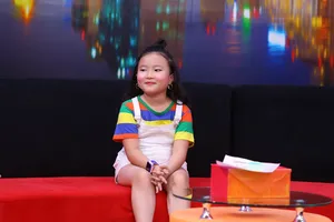 Cô bé 8 tuổi làm 'sứ giả hòa bình' cho ba mẹ qua những bức vẽ 