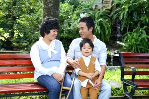 Xúc động với người vợ khuyết tật đi bán vé số để nuôi chồng