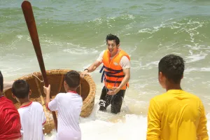 Liên Bỉnh Phát bị sóng đánh xuống biển vì cố tình 'tạo nét'