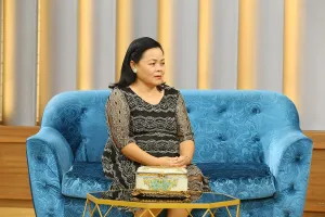 Cảm phục người vợ hơn 40 năm cùng chồng vớt xác trên sông