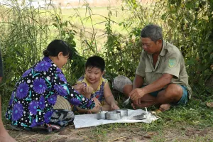 Xúc động với câu chuyện cháu 5 tuổi mồ côi cầu xin bà ngoại