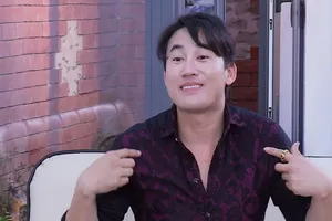 Nhân vật Hà Trí Quang hớn hở vì làm được món rau muống xào 