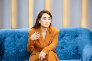 Con gái nuôi Hoài Linh bị bạn trai phàn nàn về việc lớn tiếng