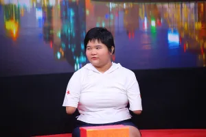 Bé Hoài Thương không hờn trách ba mẹ vì sinh ra em không lành lặn