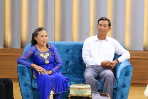 Cảm phục người vợ lo cho chồng 70 tuổi học hết thạc sĩ