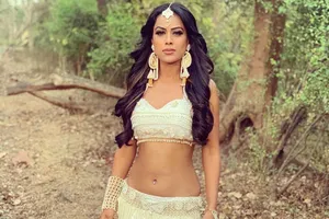 Người phụ nữ gợi cảm châu Á hóa người rắn trong 'Tình người kiếp rắn'