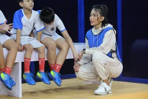 Mâu Thủy lỡ miệng chèn tiếng Anh khi nói khiến cầu thủ nhí ngơ ngác