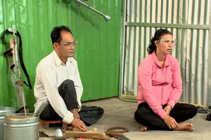 Người đàn ông khiếm khuyết với ước mơ vực dậy nghề gia truyền