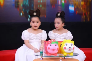 Xúc động với cặp chị em 'đập' heo đất ủng hộ Quỹ Vaccine