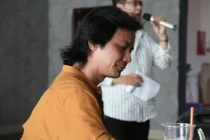 Nhạc sĩ Vũ Quốc Việt miệt mài hướng dẫn các thí sinh tập hát