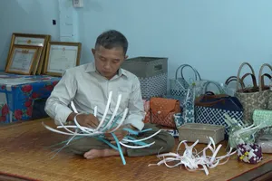 Nghị lực mạnh mẽ của người đàn ông khuyết tật giữa mùa dịch COVID-19