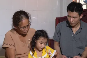 Xót xa trước hoàn cảnh người đàn ông khiếm khuyết phải một mình nuôi con 