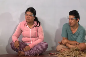 Xót xa cảnh vợ chồng khiếm khuyết kiếm chưa tới 10 ngàn đồng mỗi ngày