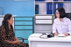 Vì căn bệnh đau xương khớp, người phụ nữ phải ngủ trong tư thế ngồi 