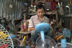 Người thợ điện khiếm khuyết 'hồi sinh' những vật dụng cũ kỹ