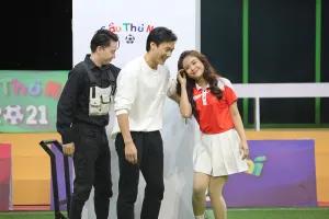 Sam liên tục ngã vào lòng Bùi Tiến Dũng, ST Sơn Thạch lên tiếng 'mỉa mai'