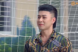 Ca sĩ Akira Phan trao tặng khung thành cho các trường học tại TP.HCM