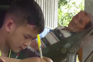 Chuyến xe nhân ái: Ông Hiếu xót xa khi cháu mình chống chọi với bệnh tật