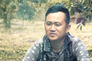 Người đàn ông trụ cột làm lụng săn sóc cha mẹ già tuổi ngoài 80