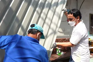 Quyền Linh trao tặng mái tôn và giúp đỡ nữ điều dưỡng lợp lại mái nhà