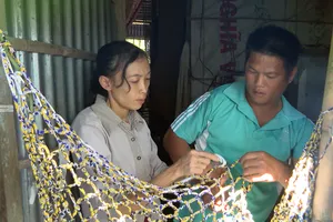 Đôi vợ chồng khuyết tật với ước mơ phát triển nghề gia công vật dụng