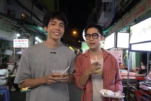 Quốc Bảo và Dương Thanh Vàng ăn uống 'phũ phê' ở phố ẩm thực Hồ Thị Kỷ