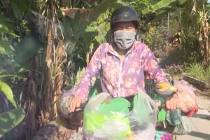 Người phụ nữ nghèo gần 20 năm chở chồng đi chạy thận và nuôi con ăn học