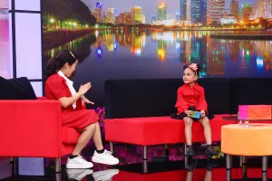 Cô bé lai Ấn mong được ba ôm vào lòng vì đã cách xa 3 năm