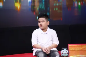 Cậu bé đáng yêu 8 tuổi muốn bỏ heo giúp mẹ chạy xe ôm trả nợ