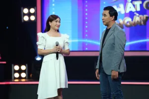 Quyền Linh trao tặng xe xúc xích cho nữ điều dưỡng tuyến đầu đúng dịp 8-3