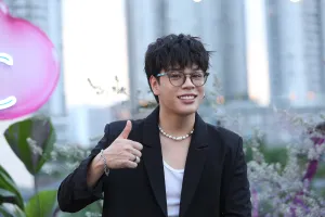 Sau kết hôn, JayKii mượn dây chuyền ngọc trai của vợ đi show