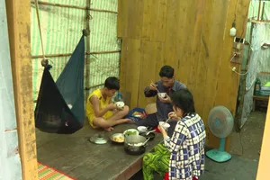 Xót xa hoàn cảnh hai gia đình nghèo, ước mơ có tiền chữa bệnh cho con