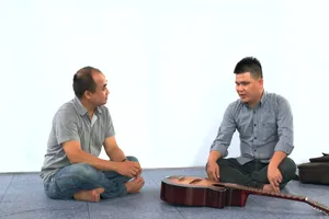 Người cha khiếm thị kiên trì học chơi các loại đàn để có tiền nuôi con ăn học