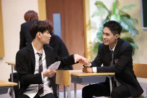 Lớp học hoàn mỹ: Nam thần Otis tiết lộ tuổi thơ trốn học, bỏ nhà đi bụi