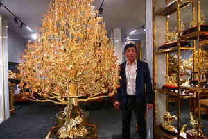 Cây đào đúc đồng và mạ vàng 24k có chiều cao 2 m được 20 người thợ làm trong sáu tháng, dùng 171 kg đồng nguyên chất, có giá 1,3 tỉ đồng. Ảnh: THU HÀ