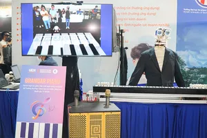 Robot chơi đàn piano do Viện Đổi mới sáng tạo UEH và Trường ĐH Khoa học Tự nhiên phát triển. Ảnh: MINH HOÀNG