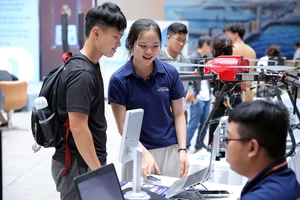 Người dân tham quan ứng dụng công nghệ và máy bay không người lái trong nông nghiệp.