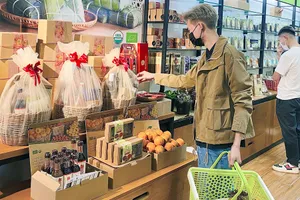 Hoa quả Việt đã bắt đầu được đưa vào giỏ quà, điều này cho thấy các sản phẩm Việt đang ngày càng khẳng định chất lượng của mình. Ảnh: THU HÀ