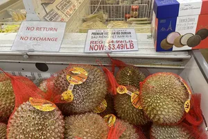 TP.HCM: Hàng hóa về chợ đa phần giảm giá, bán đến khuya