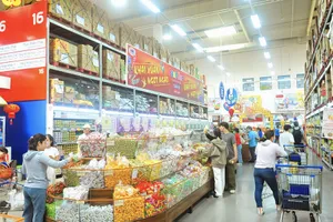 'Bão' giảm giá hàng thiết yếu ngày cận Tết