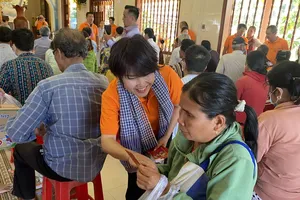 Thành viên SNG Group trong sự kiện trao yêu thương tại tỉnh Tiền Giang. Ảnh: DNHN