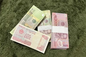 Tiền mới khan hiếm, phí đổi tiền năm nay tăng 3%-15% tùy mệnh giá. Ảnh: NGỌC DIỆP