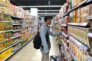 Quy định đi sau vật giá khiến nhà nhà “thắt lưng, buộc bụng”. Ảnh: QUANG HUY