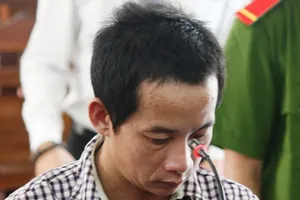 Bị cha dượng 'làm bậy', bé gái 11 tuổi bỏ nhà đi 