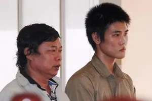 Đánh người, cha con dắt nhau vào tù