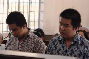 Đánh người, anh em ruột dắt nhau vào tù 