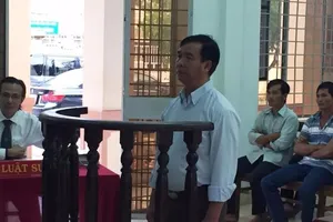 Em vợ xịt thuốc diệt cỏ để đòi đất anh rể cho nhanh